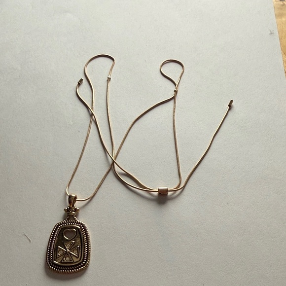 Elegant Gold Tone Pendant Necklace - Picture 4 of 5